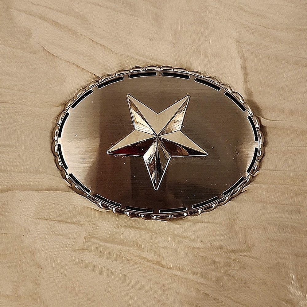Belt buckle pre-owned. Good condition. Large